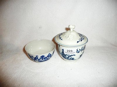 Lot 223 - An early Worcester blue and white porcelain sugar bowl and cover decorated with the zig zag...