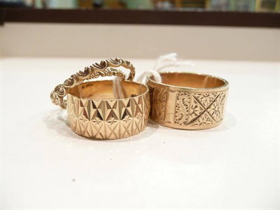 Lot 309 - Four 9 carat gold patterned band rings, 14.6g approximately