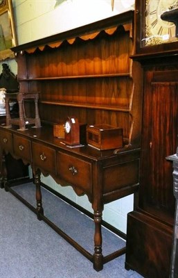 Lot 461 - An oak dresser