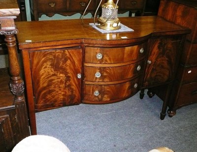 Lot 513 - A Georgian-style mahogany break bow-front small sideboard