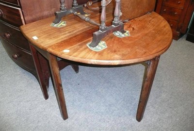 Lot 560 - Mahogany drop leaf circular table