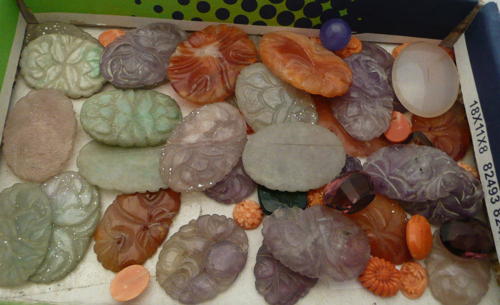 Lot 67 - Carved agate plaques and cameos