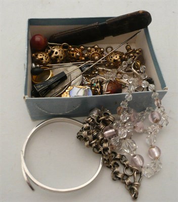 Lot 71 - Hat pins, buttons and silver jewellery