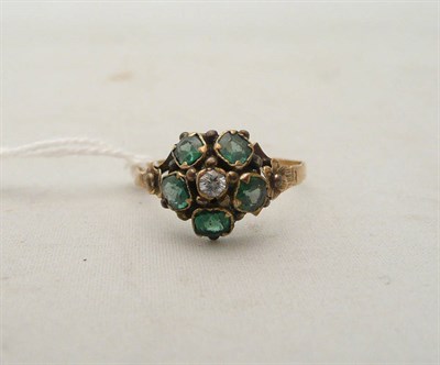 Lot 93 - A diamond and emerald cluster ring