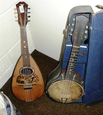 Lot 142 - A rosewood mandolin and a cased ukelele banjo