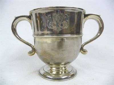 Lot 492 - A George II Loving Cup, maker's mark IW, London 1734, with C scroll handles, raised girdle band...