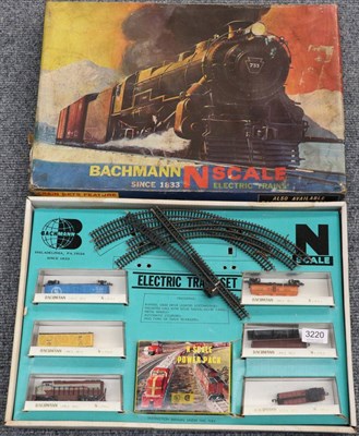 Lot 3220 - Bachmann N Gauge US Outline Goods Set consisting of GP40 Canadian Pacific locomotive and five...