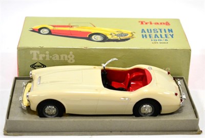 Lot 3305 - Triang 1:20 Scale Austin Healey cream (E box G-E)