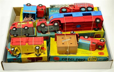 Lot 3383 - Corgi Chipperfields Circus Gift Set 19 Land Rover and Trailer (lacks insert) 426 Booking...