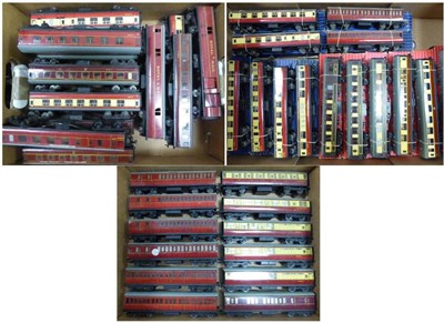 Lot 3219 - Hornby Dublo 2/3 Rail A Collection Of Assorted Coaches including three Pullman, three BR(W)...