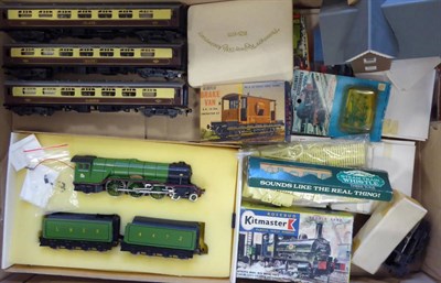 Lot 3282 - Trix OO Gauge Flying Scotsman with twin tenders LNER 4472 and crest to cabside (E box G) and...