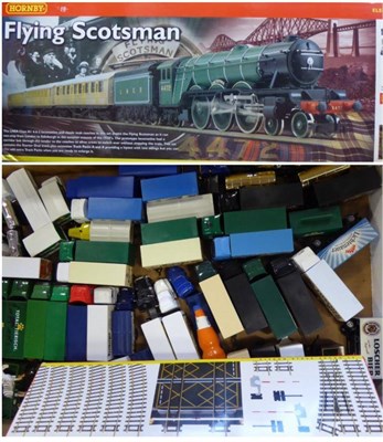 Lot 3292 - Hornby (China) OO Gauge R1019 Flying Scotsman Set consisting of LNER Flying Scotsman locomotive and