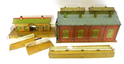 Lot 3320 - Hornby No.4 Station Reading with mottled platform and cut through entry (G-E box F, green taping to