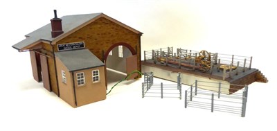 Lot 3333 - Constructed O Gauge Kit Accessories Great Western Goods Depot with animal pens and crane