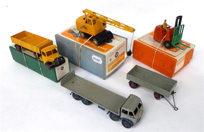 Lot 3425 - Dinky Commercials 1st Foden Flat grey/blue (G) 521 Bedford articulated lorry, 571 Coles mobile...