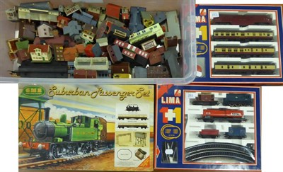 Lot 253 - Lima OO Gauge Sets Passenger Set with Western Gladiator locomotive and three coaches and Goods...