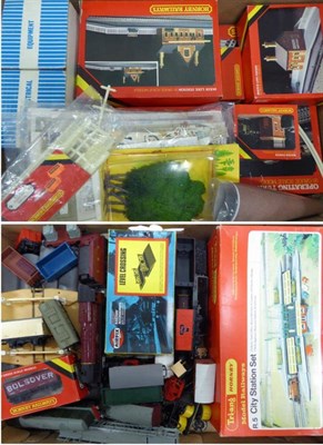 Lot 258 - Triang/Hornby OO Gauge including three locomotives, assorted coaches, rolling stock and other items