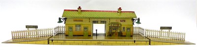 Lot 282 - Hornby Series O Gauge No.4E Wayside Station Wembley with speckled platform, open entry way and...