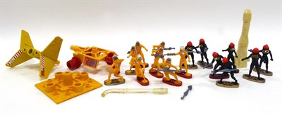 Lot 634 - Britains Space Figures eight Stargards and seven Forcegards and four other items (all E)