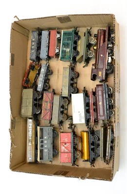 Lot 253 - Hornby O Gauge Locomotive And Rolling Stock c/w 4-4-0 locomotive 2711 MLdL, maroon, Southern...