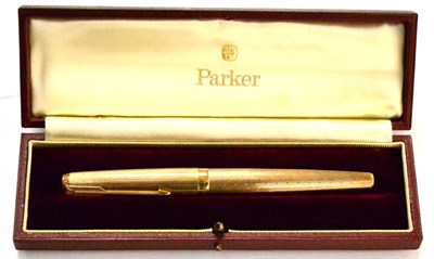Lot 44 - Parker 9ct Gold Presidential Fountain Pen engraved 'R to M 1966' (cased)