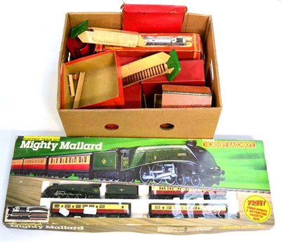 Lot 124 - Hornby OO Gauge R542 Mighty Mallard Set consisting of Class A4 Mallard BR 60022 and three BR(E)...