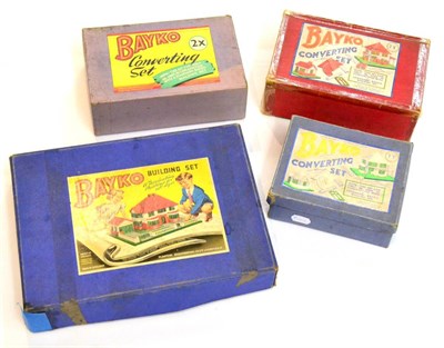 Lot 293 - Bayko Four Sets Set 2 green/red/white, 2x containing roof and windows only, 1x containing boxed...