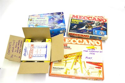 Lot 233 - Meccano Crane Construction Set (1976) (E box G) Motorised Meccanoids from Deep Space (E box G)...