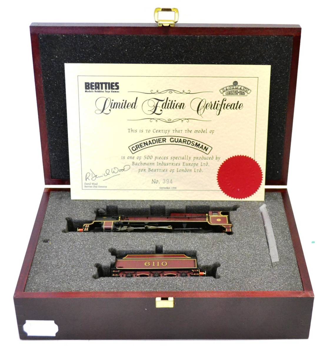 Lot 99 - Bachmann OO Gauge Grenadier Guardsman Display