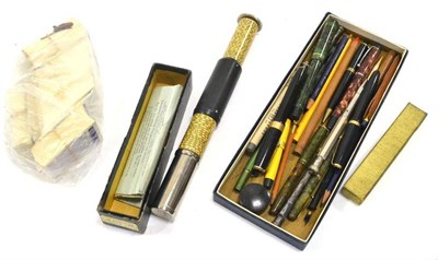 Lot 1020 - Various Pens including Parker fountain pens in green marbled plastic, various auto-pencils and...
