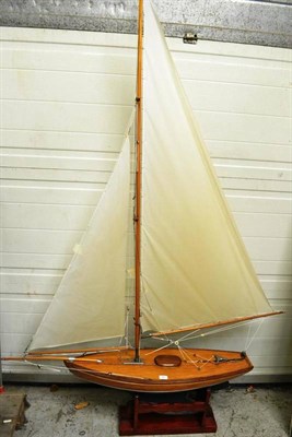 Lot 49 - Pond Yacht nicely finished with wooden upper and green painted lower hull, plank detailing to...