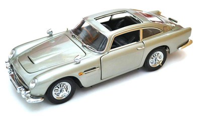 Lot 167 - Danbury Mint James Bond Aston Martin DB5 silver, in original box (Near Mint)