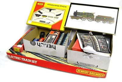 Lot 55 - Hornby Railways OO-Gauge R824 Passenger Train Set, consisting of LNER 4-6-2 locomotive Flying...