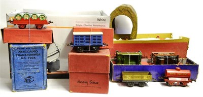 Lot 59 - Hornby Series No.4 Station Reading with open entry way and mottled platform (G-E, entry barrier...