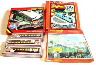 Lot 74 - Triang Hornby OO Gauge RS651 Freightmaster Set containing Class 31 diesel BR D5572, seven...