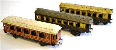 Lot 42 - A Bing 'O' Gauge Tinplate L.N.E.R. Bogie Dining Car, numbered 2568, with wood effect finish, hinged