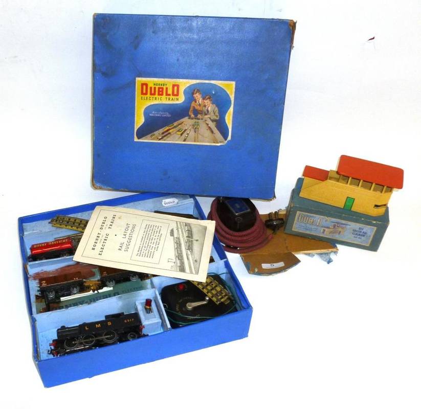 Lot 5 - A Boxed Hornby Dublo 3-Rail Tank Goods Train Set EDG7, containing an LMS Tank Engine No.6917,...