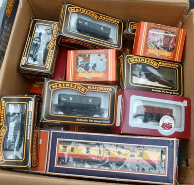 Lot 26 - A Collection of 'OO' Gauge Trains and Accessories, including boxed Hornby - 'Morning Star',...