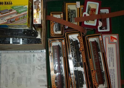 Lot 1044 - Boxed Mainline 'OO' Gauge Trains, comprising 'Glorious' locomotive and tender No.5719, 'Sir...