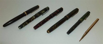 Lot 1250 - Five Fountain Pens, including a Parker Vacumatic with gold pearl bands, Parker Duofold in...