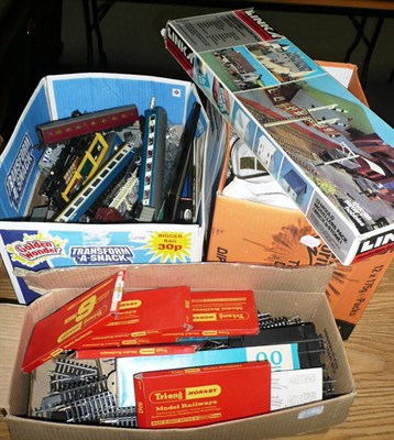 Lot 21 - A Collection of 'OO' Gauge Trains & Accessories, including a Linka Modellers Pack, unboxed...