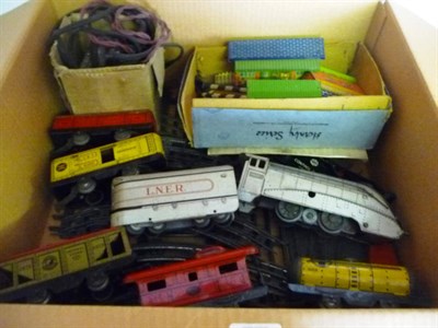 Lot 22 - A Marx Tinplate 'O' Gauge Electric American Railroad Train Set, comprising a silver 0-4-0...