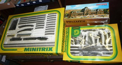 Lot 62 - A Collection of Minitrix 'N' Gauge Trains and Accessories, including a boxed Beginner Set No.11092