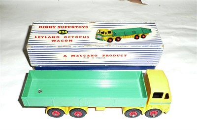 Lot 208 - A Boxed Dinky Supertoys Leyland Octopus Wagon No.934, with yellow cab and chassis, green stripe and