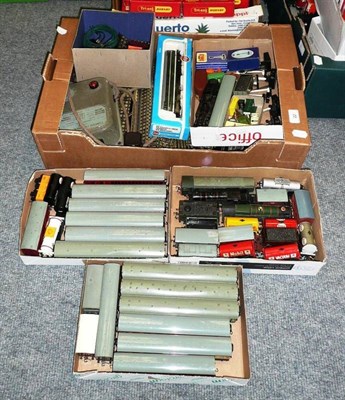 Lot 22 - A Collection of Hornby Dublo 3-Rail Trains and Accessories, including 'Bristol Castle'...