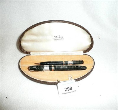 Lot 298 - A Cased Parker Vacumatic Fountain Pen and Propelling Pencil Set, in green pearl, with wide...