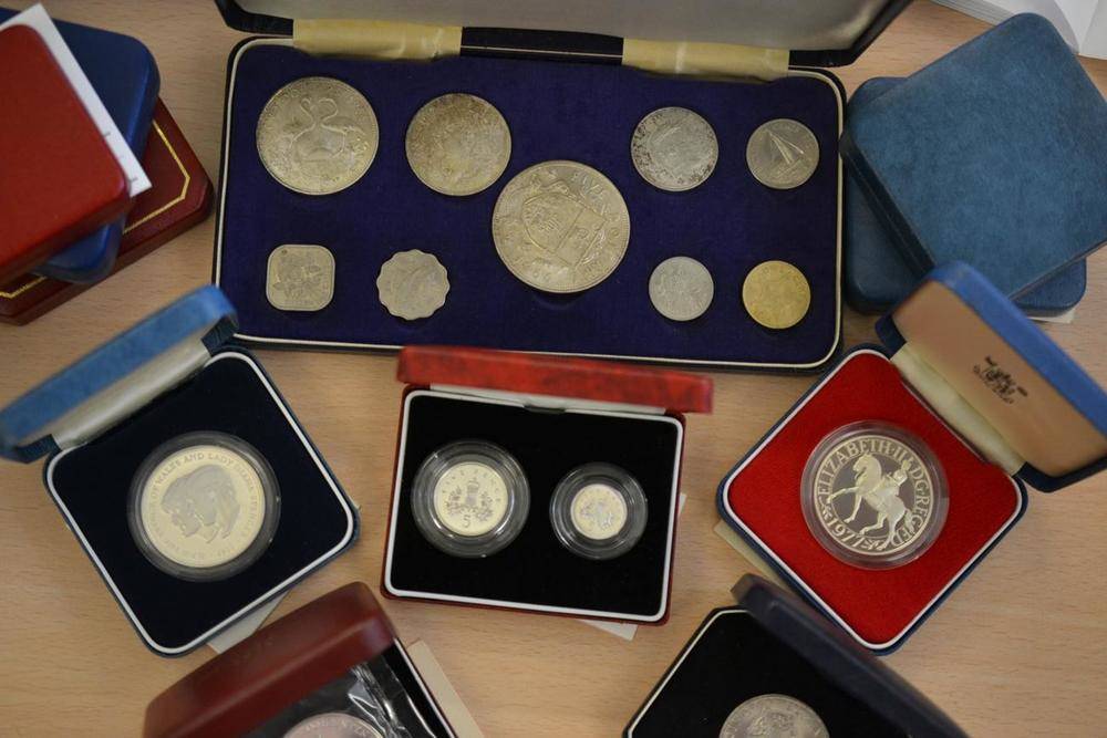 Lot 105 - 8 x English Silver Proofs comprising: 3 x crowns 1977 & 1981(x2), £5 1990, £2 1986, £1...
