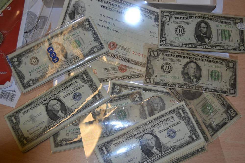 Lot 264 - USA, an Accumulation of Banknotes with a total face value of 396 dollars comprising: Federal...