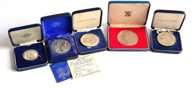 Lot 389 - 5 x Commemorative Silver Medals: Silver Jubilee 1977 by B Sindall, obv. Queen enthroned holding two