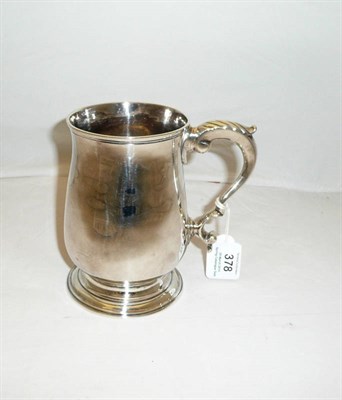 Lot 378 - A George III Mug, Peter & Ann Bateman, London 1793, of plain baluster form with leaf capped...